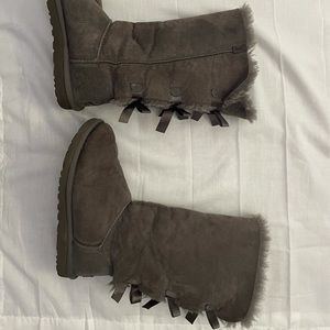 Gray Ugg’s with bows 🎀